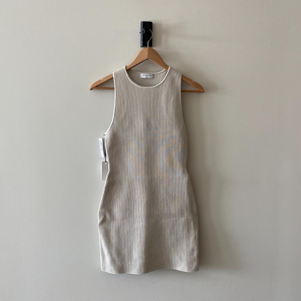 Aritzia Babaton Elegant Cream Bodycon Sleeveless Dress size Medium